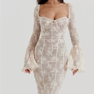 DELILAH
VINTAGE CREAM LACE MAXI DRESS
House of CB